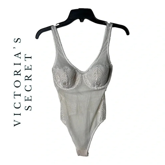 1307. VICTORIA’S SECRET WHITE IN‎ COLOR BODYSUIT SLEEVELESS LIGHTLY PADDED - Picture 1 of 9